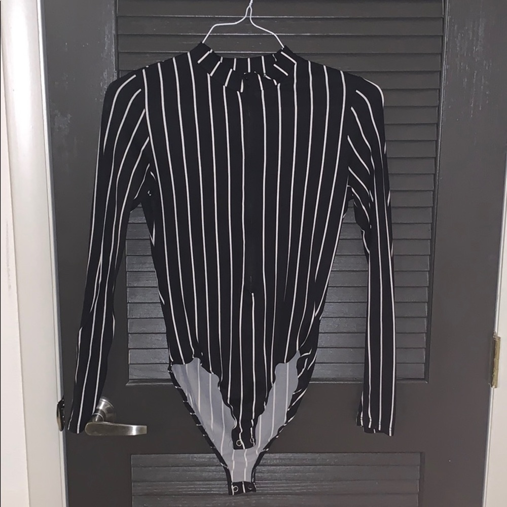 Cute zipper black & white leotard top!